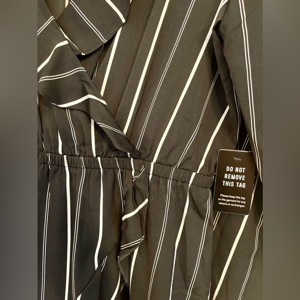Express V-neck black and white striped long sleeve dress. - Picture 5 of 6